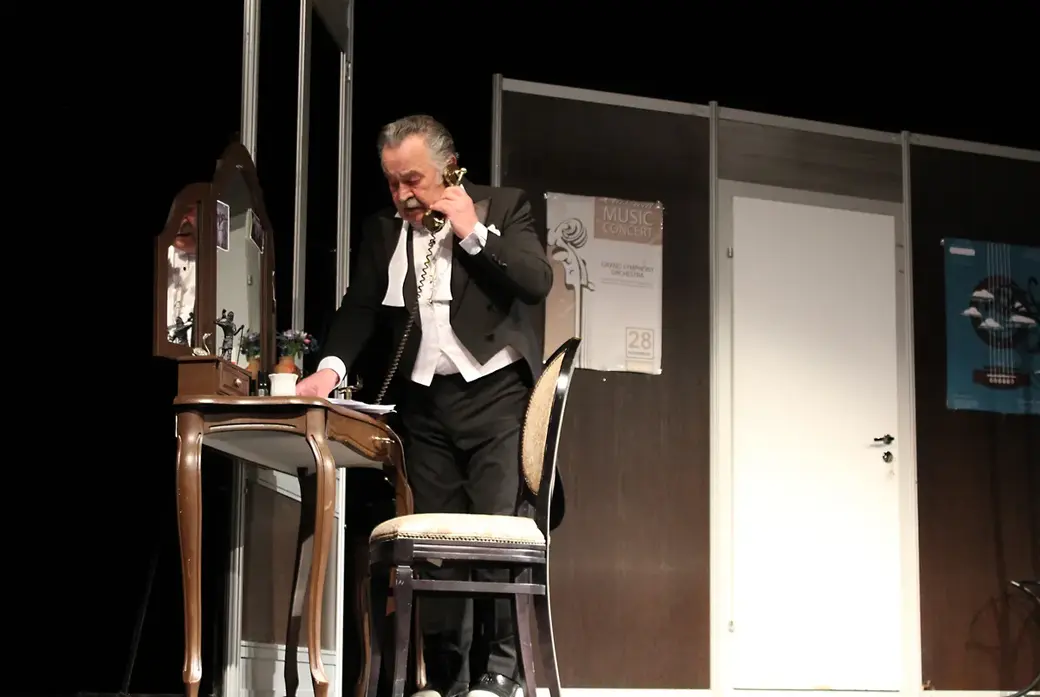 Владимир Мищанчук в роли дирижера Миллера в спектакле «Фальшивая нота» Театра-студии киноактера