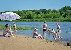 Врач рассказала, можно ли купаться в водоеме с водой зеленого цвета
