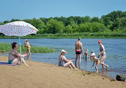 Врач рассказала, можно ли купаться в водоеме с водой зеленого цвета