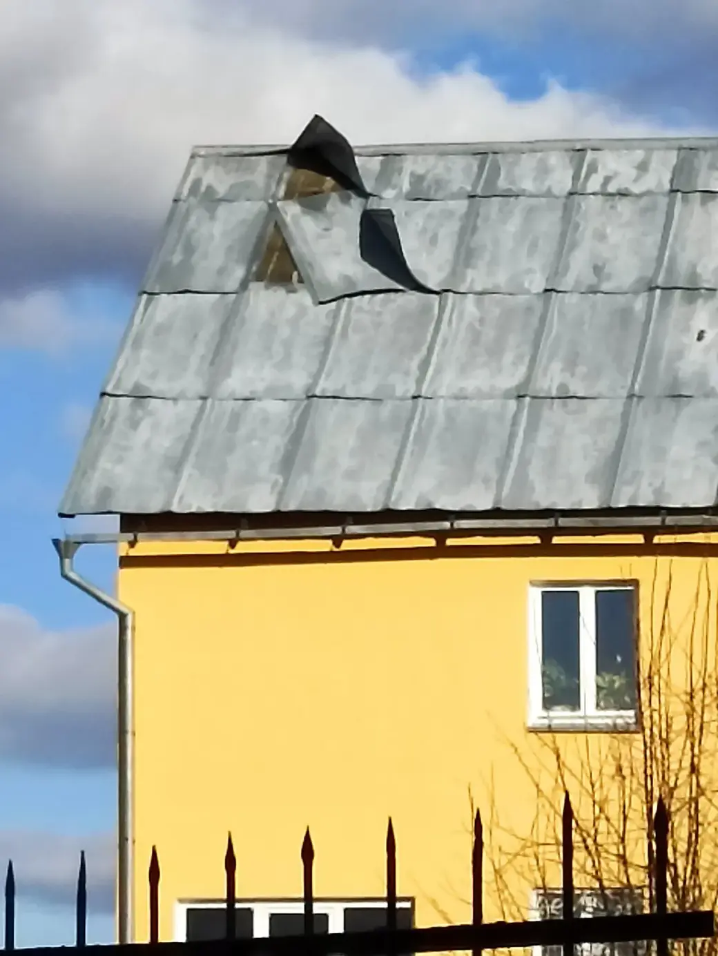 27.03.2022 г. Последствия сильного ветра в частном секторе в районе Чапаевки, Могилев. Фото читателя