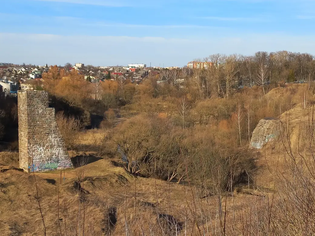 28.03.2022г. Могилев. Микрорайон «Мир-2». Остатки старинного моста тоже могут добавить общей панораме не только декор, но и некое особое очарование.