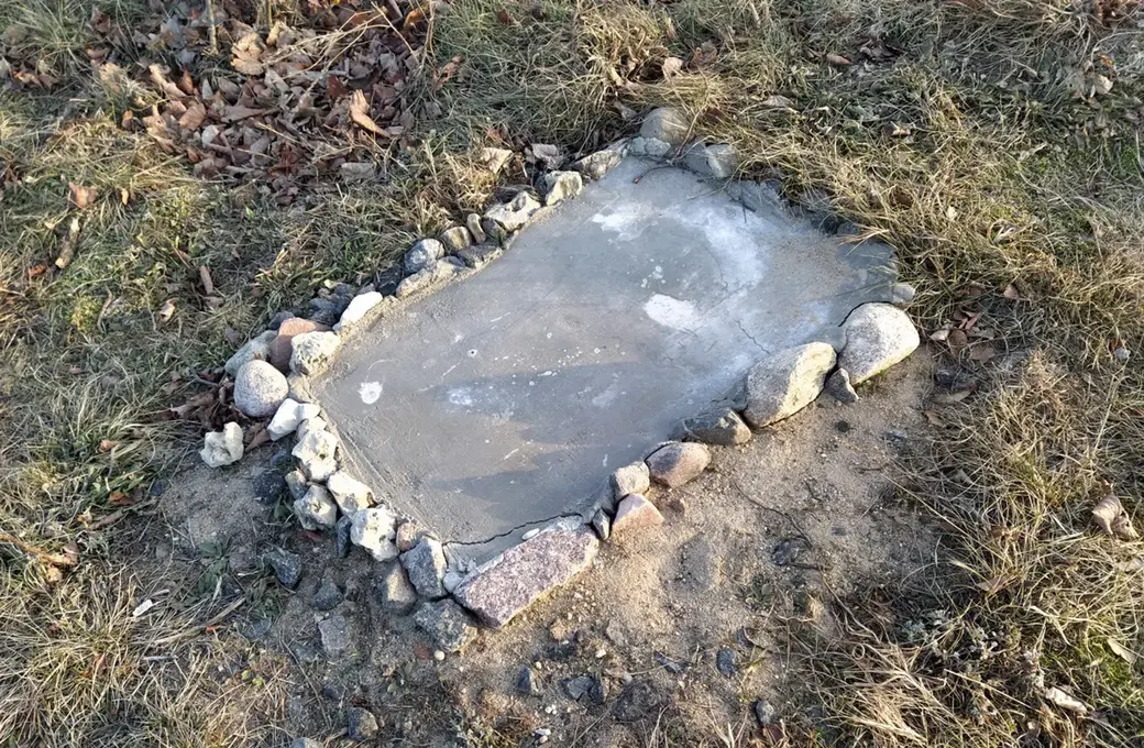 28.03.2022 год. Могилев. Парк имени 60-летия Великого Октября. Свежее захоронение.