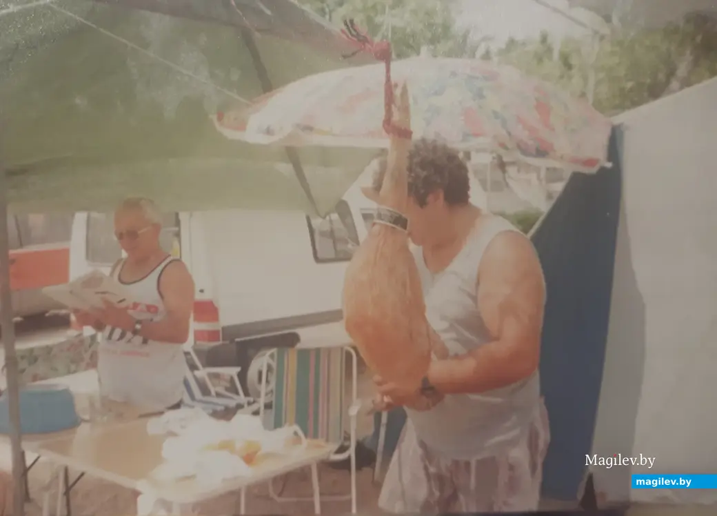 Какой отдых на природе в Испании без хамона? Вот этот огромный окорок съедался большой компанией за один присест. 2001 г.