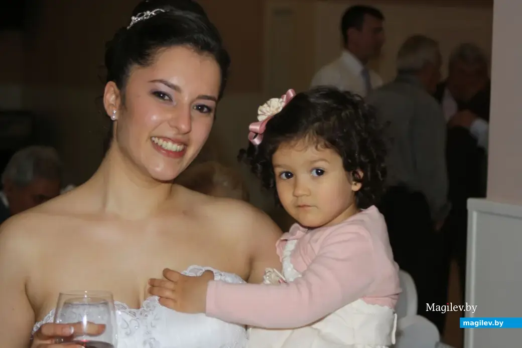 Дочь Хуана и Тони – Кристина с маленькой гостьей на своей собственной свадьбе, 2018 г.