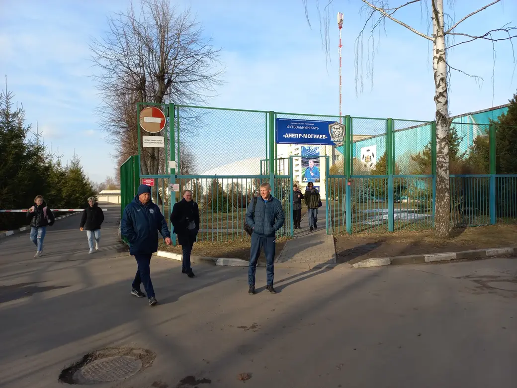 28.03.2022г. Могилев. Микрорайон «Мир-2». А навстречу «звезды» могилевского «Днепра» прошлых лет – Синицын, Капов, Болтрушевич.