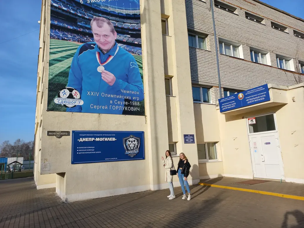 28.03.2022г. Могилев. Микрорайон «Мир-2». Черлидеры (участницы группы поддержки) главной мужской футбольной команды Могилева приветствуют всяк сюда входящих.