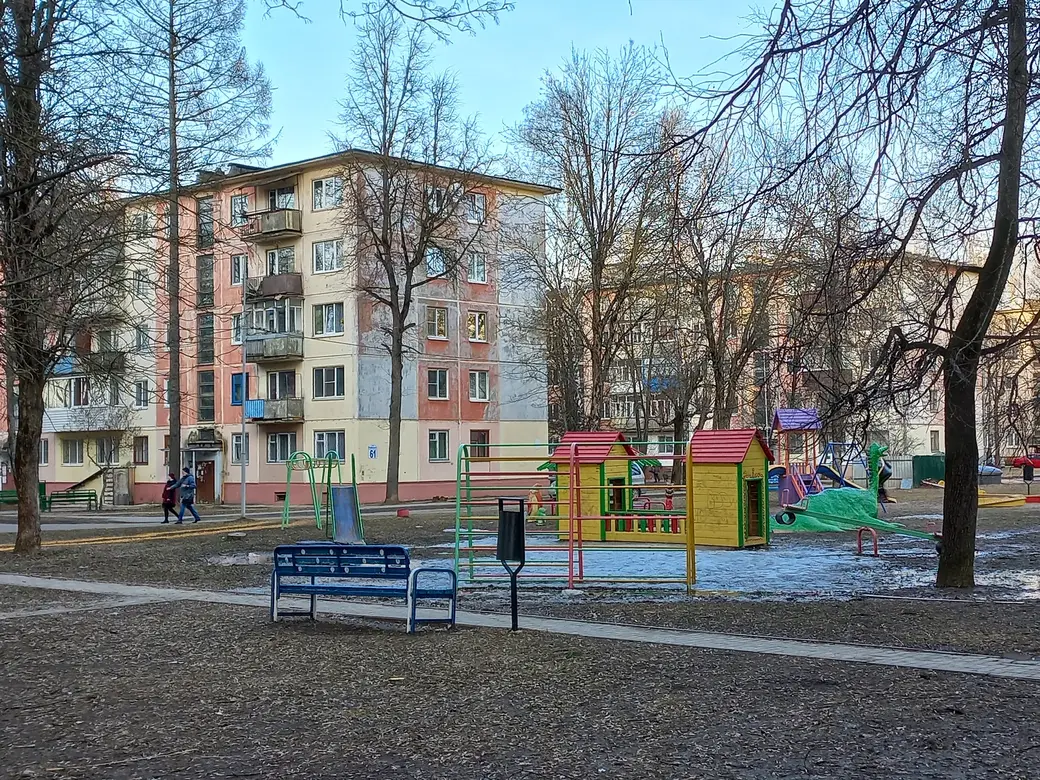 28.03.2022г. Могилев. Микрорайон «Мир-2». В одном из этих домов живет легендарный могилевский музыкант Сергей Коноплев.