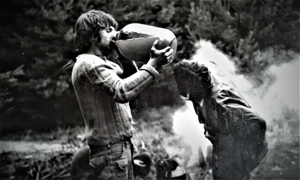 Серега Пароход демонстрирует неограниченные возможности передвижного пивного мини-бара, созданного им после многолетней «стажировки» на «Бойкануре». В окрестностях