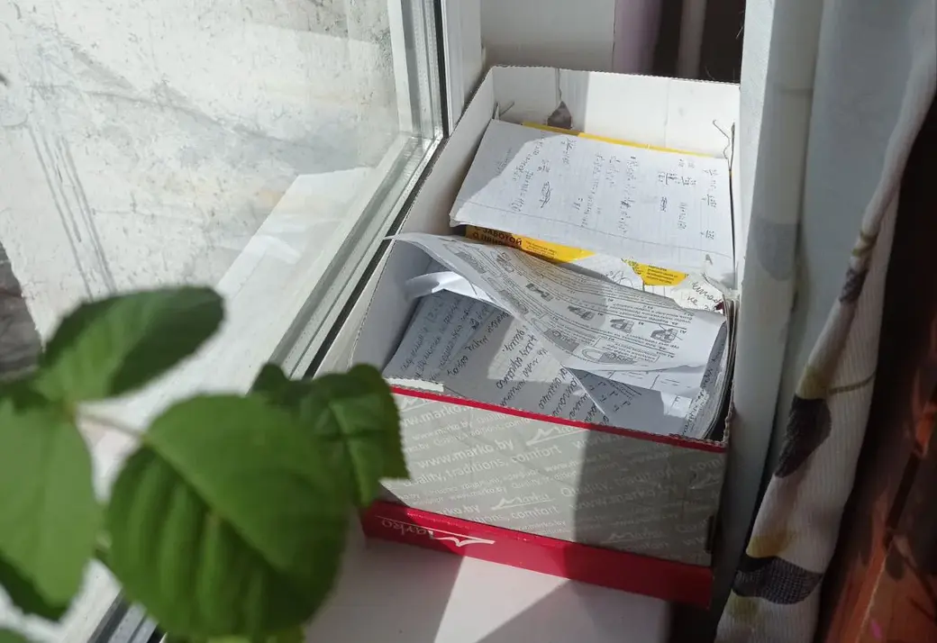 Раздельный сбор мусора. Семья Хмельковых собирает бумагу на макулатуру