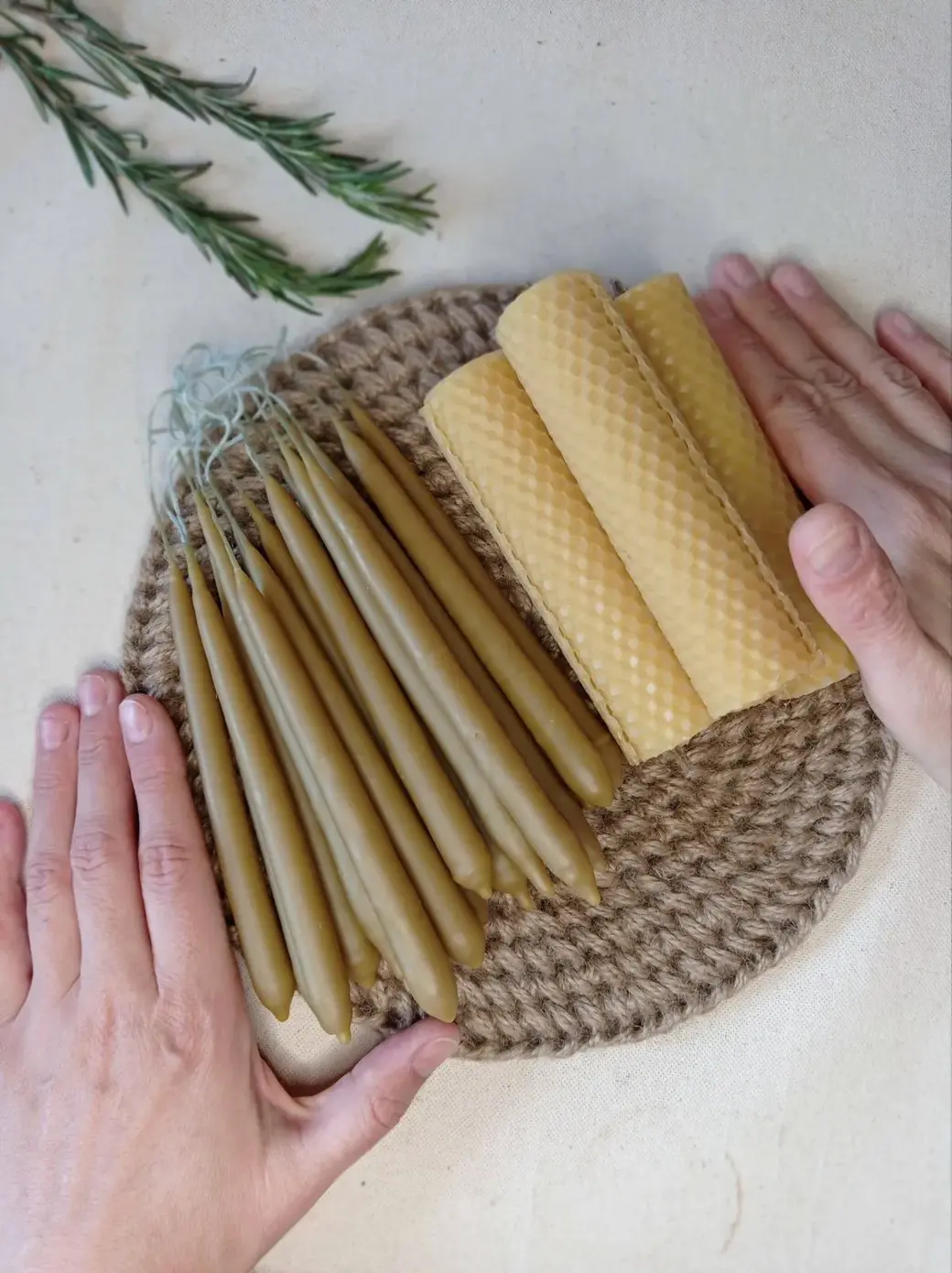 Полина делает восковые свечи.