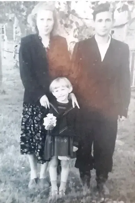 Мой дед Иван с женой Брониславой и дочерью Алиной. 1971 год.