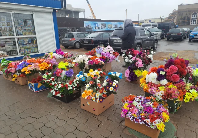 Пластиковые цветы массово появились в продаже в Могилеве, но экологи этому не рады