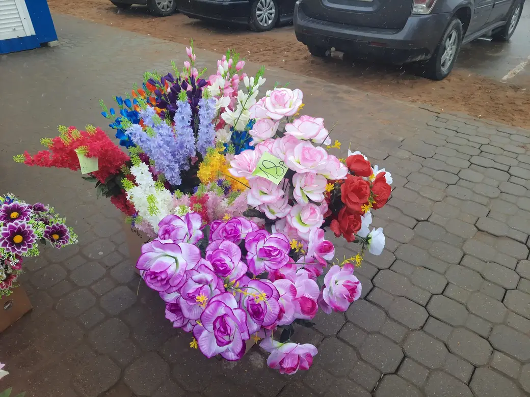 31.03.2022 г. Могилев. Все искусственные цветы со временем окажутся на свалке...