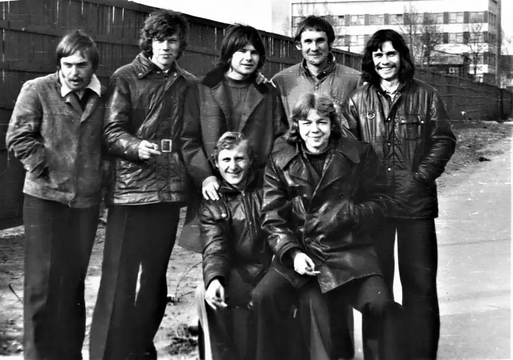 «Ну, что — по пиву?». Сергей Корнеев (правый из двух присевших) и его товарищи. Могилев конец 1970-х.