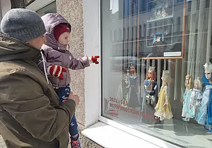 Тигренок Петрик, Ассоль и Карлик Нос «поселились» в окне могилевской библиотеки