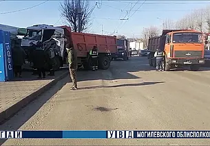 В Могилеве большегруз после ДТП въехал в остановку
