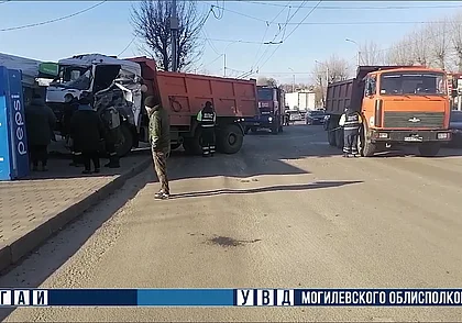 В Могилеве большегруз после ДТП въехал в остановку