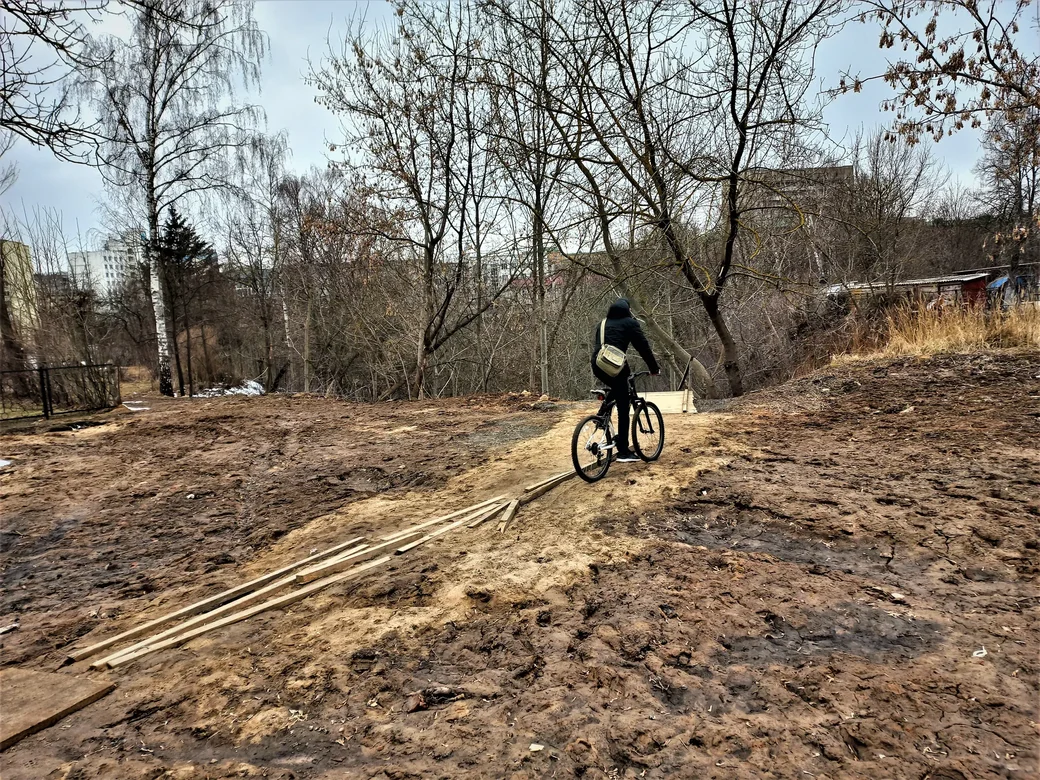 О4.04.2022 г. Могилев, микрорайон «Юбилейный». Велосипедисты ребята рисковые, им бездорожье