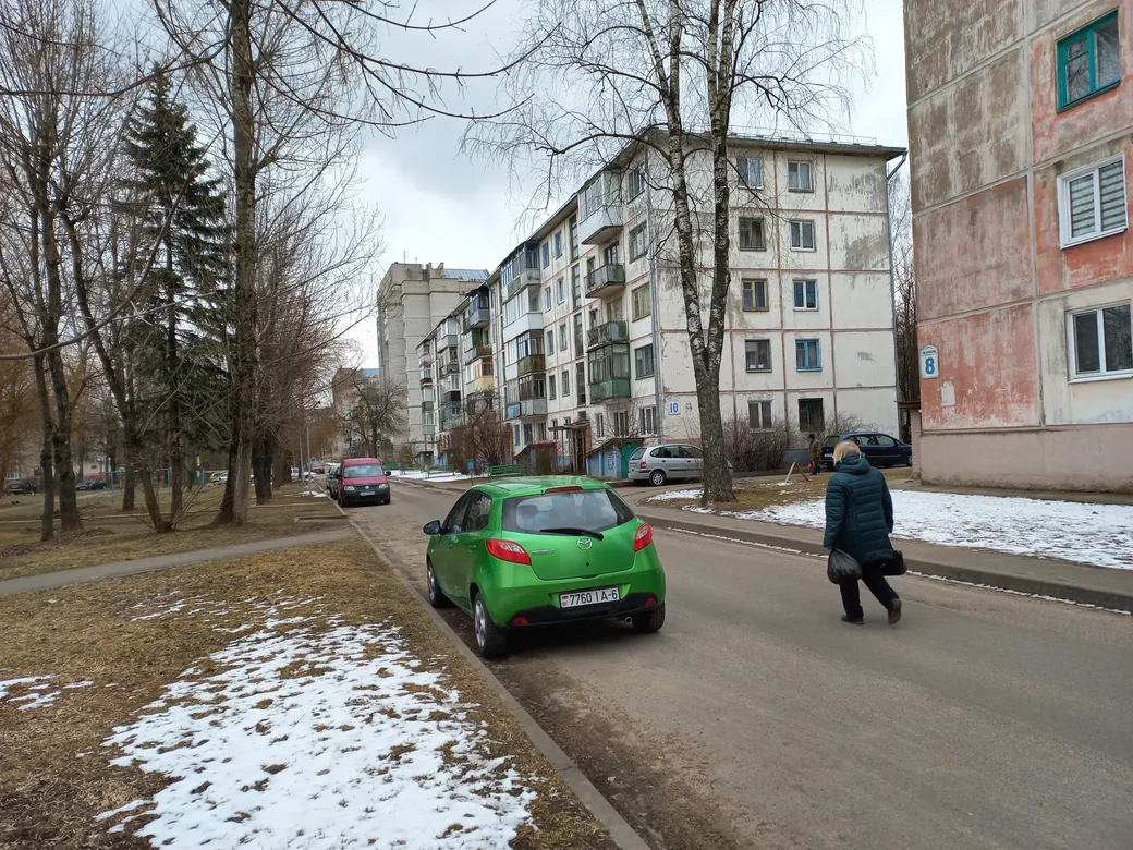 О4.04.2022 г. Могилев, микрорайон «Юбилейный». Вдоль по улице