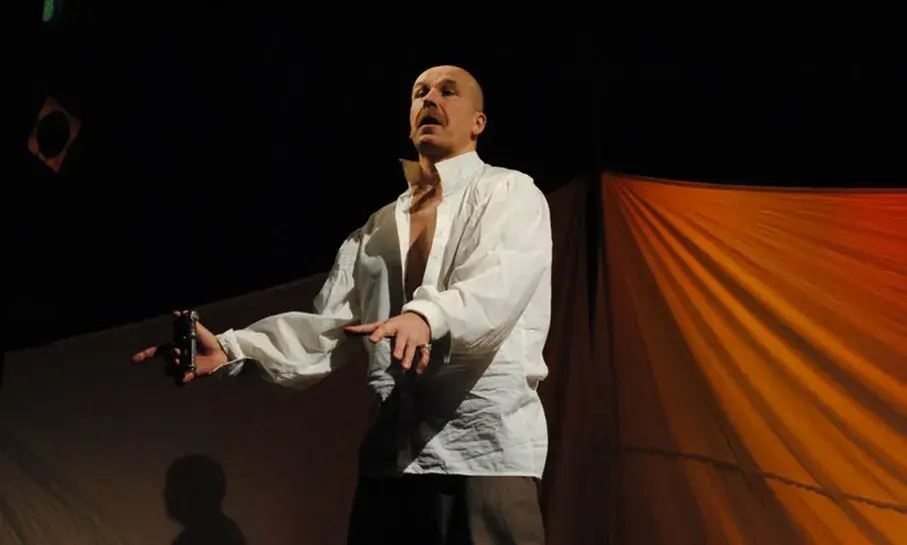 Владимир Петрович в роли Меньшикова в спектакле "Шут Балакирев" .