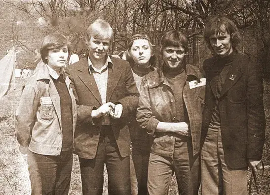 Сяргей Украінка ў кампаніі пісьменнікаў. Фота з архіва героя матэрыяла