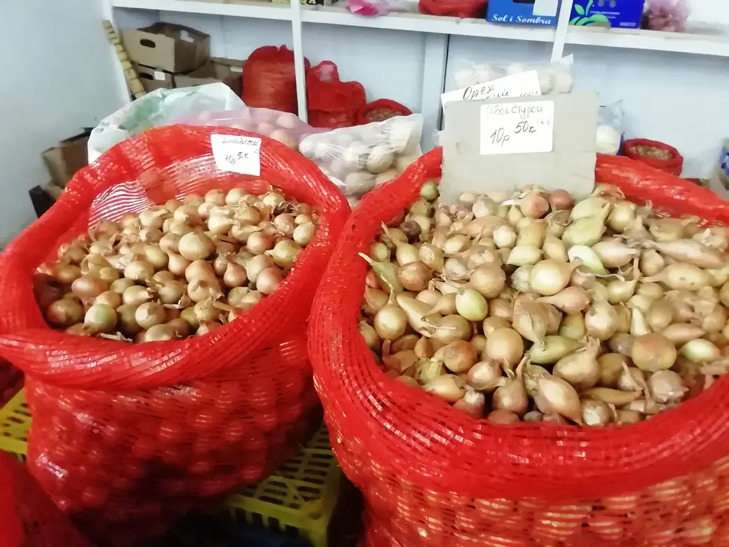 6.04.2022. Продажа лука-севка на рынке.