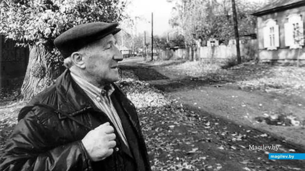 Абрам Рабкин на бывшей Шоссейной, ныне Бахарова, в один из своих приездов в родной город.