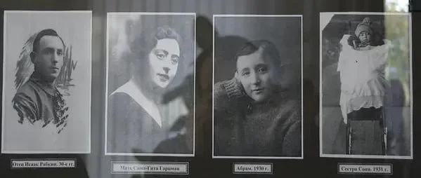 Семья Рабкиных: отец, мать, Абрам и маленькая сестра Соня. Фото 1930-х годов.