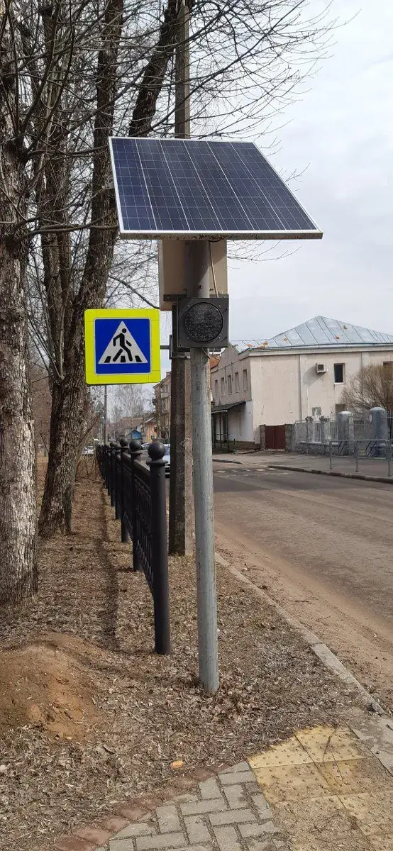 Светофор на солнечной батарее по улице Воровского.