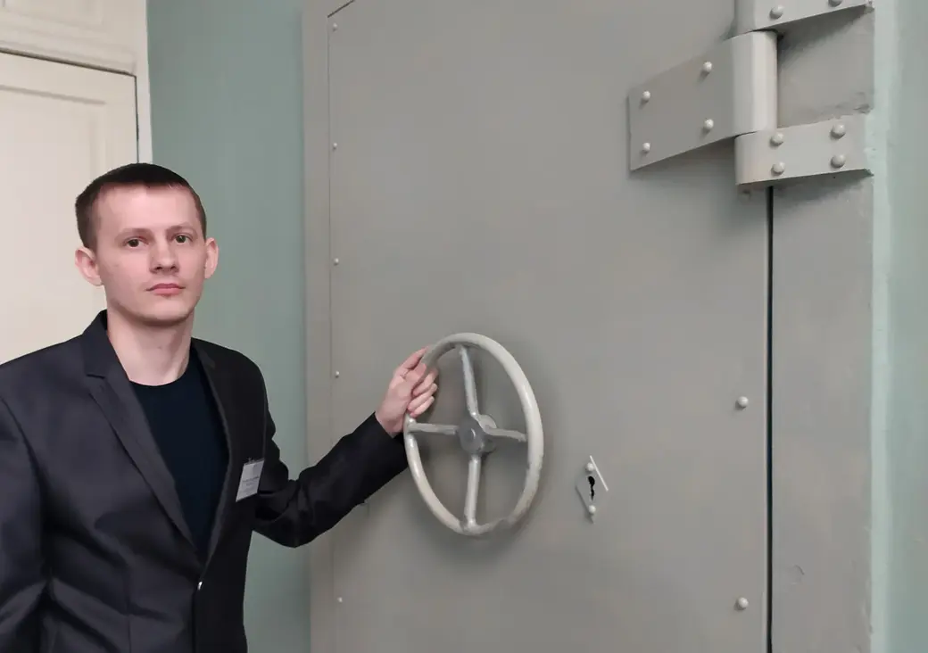 Дмитрий Журавской, заведующий отделом культурно-образовательной работы Могилевского художественного музея им. П.В.Масленикова открывает бронированную комнату.