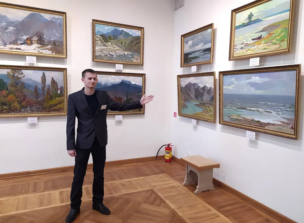 Дмитрий Журавской, заведующий отделом культурно-образовательной работы Могилевского художественного музея им. П.В.Масленикова в картинной галерее художника.