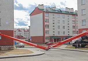 В Сморгони автовышка с рабочими упала с высоты пятого этажа