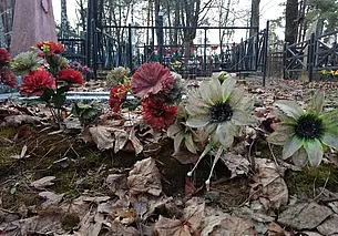 Яркая, но опасная память. Почему стоит искать альтернативу искусственным цветам на Радуницу?