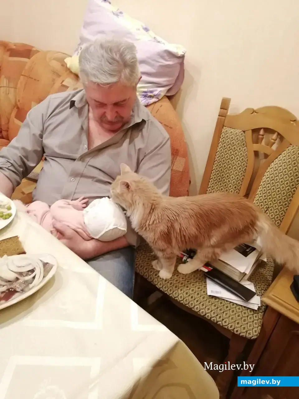 Григорий Лазаренко с внучкой Соней и Персиком на семейном празднике. Где-то неподалеку лежит и гитара, 2022 г.