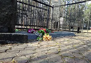 «Тяжело менять стереотипы». Почему белорусы несут на кладбище пластиковые цветы, а не живые