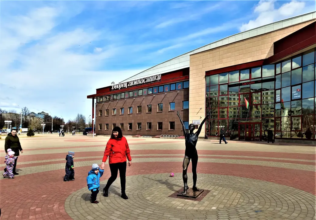 11.04.2022 г. Могилев, микрорайон «Восьмой кирпичный». Возле Дворца гимнастики люди всех возрастов хотят выглядеть спортивными. Даже самые маленькие.