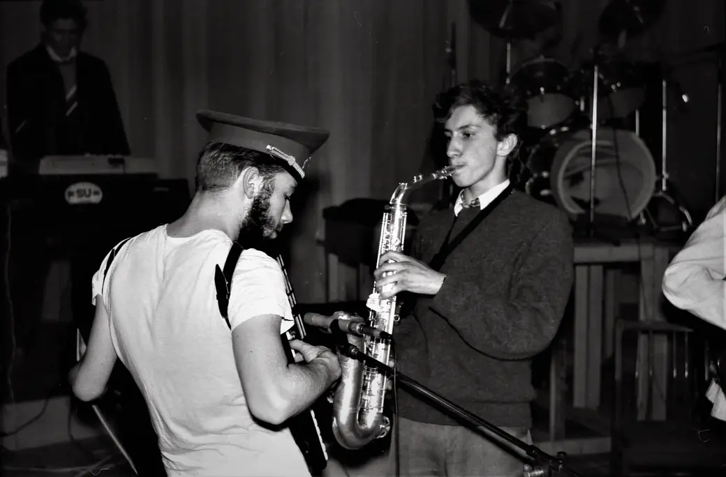 Необычный дуэт для обычного рок-н-ролла. Могилев, 1990-е годы.