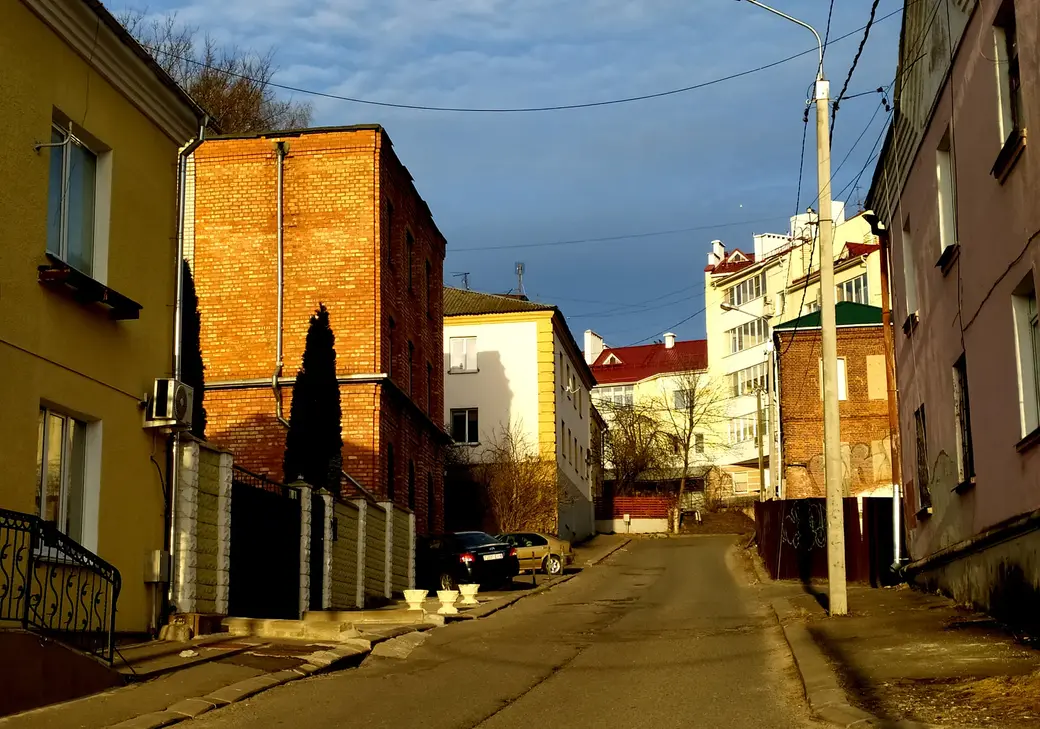 11. 04. 2022 Могилев, переулок Тани Карпинской, в лучах закатного солнца.