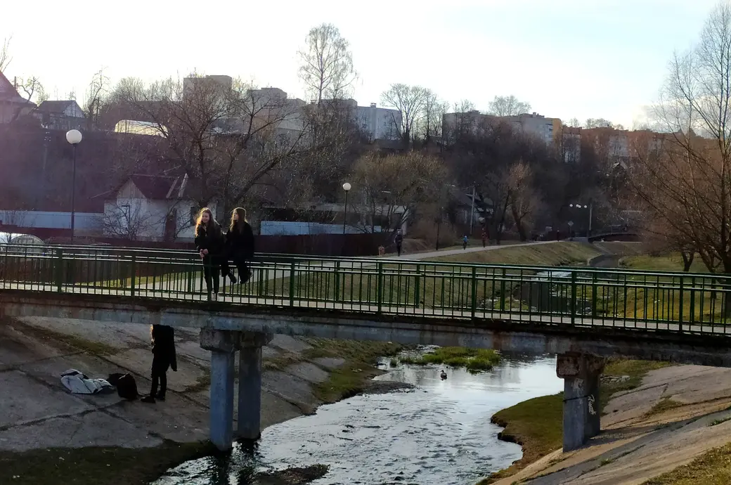 11.04.2022 Могилев, набережная Дубровенки. Юность может себе позволить посидеть на перилах моста и на самом краю...