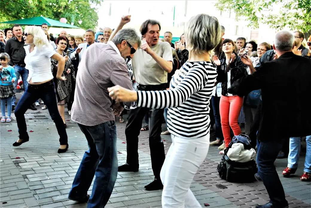 Легендарный могилевский артист Александр Пьянзин (R.I.P.), в центре кадра в светлой майке, вдохновлен ритмом рок-н-ролла. Могилев, День города, 2014 год.