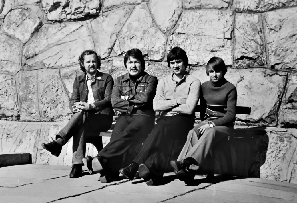 Виктор Крумкачев, Александр Шабалин, Геннадий Гуленков ( все – участники ВИА «Романтики») знали толк в туфлях на крутой платформе. Болгария, 1970-е годы.