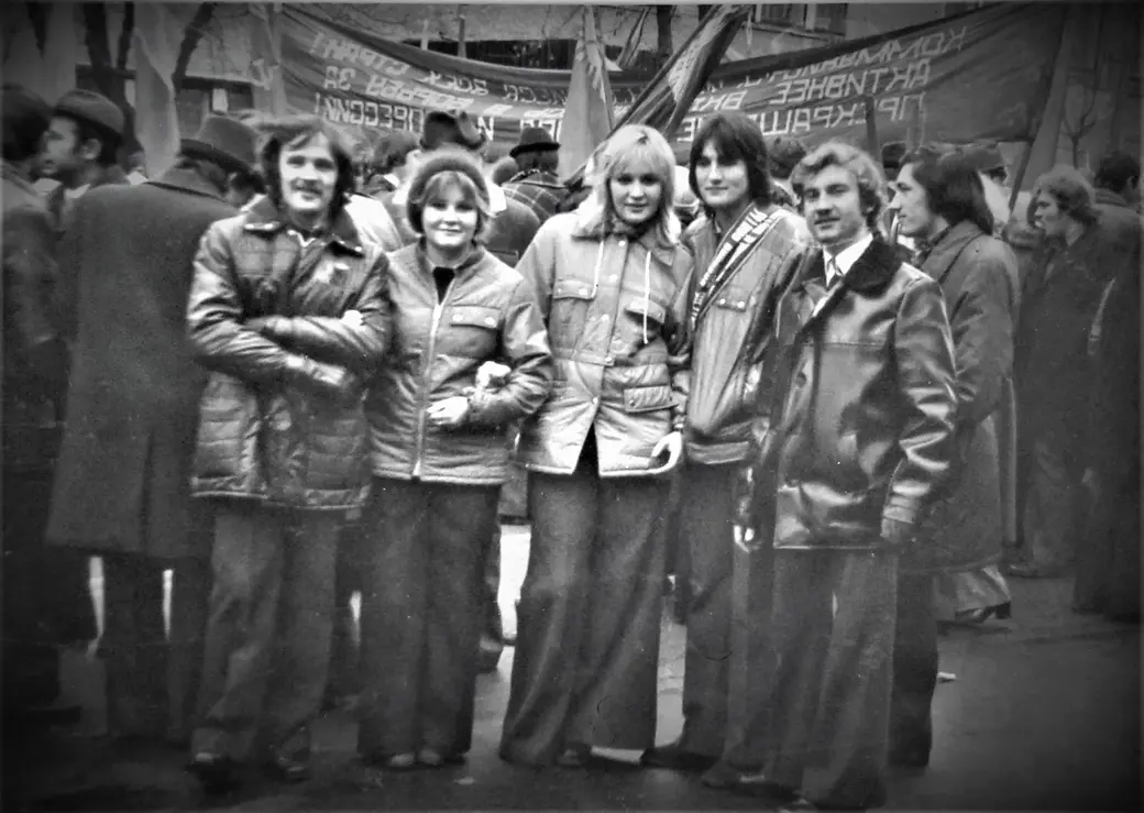 Известный музыкант Володя Морозов (перепоясанный лентой) на демонстрации со своими знакомыми. Это вам не Рио-де-Жанейро, где все в белых штанах. У нас все в широких