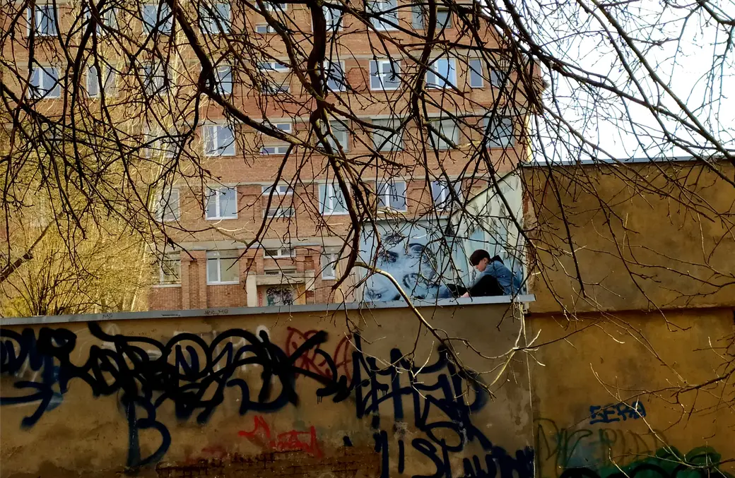 11.04.2022 Могилев, задворки ул. Дзержинского. Весна - время убегать из дома во дворы, чтобы вот так, затаившись в укромном месте, читать и впитывать в себя большой мир.