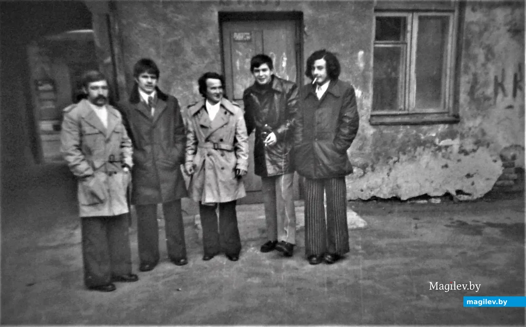  1970-е годы, Могилев. Миша Юркин (в центре) с друзьями возле своего подъезда.
