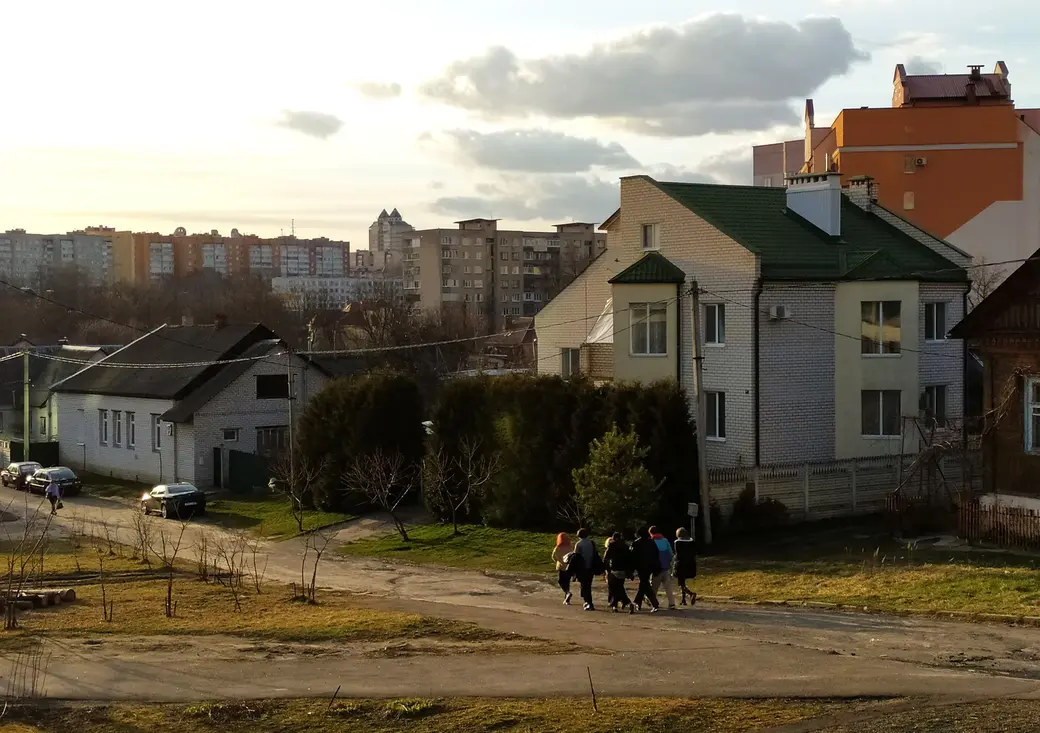 11.04.2022 Могилев, переулок Яцыно. Весной птицы возвращаются и вьют гнезда, а подростки вылетают из своих гнезд, чтобы собираться в стаи.