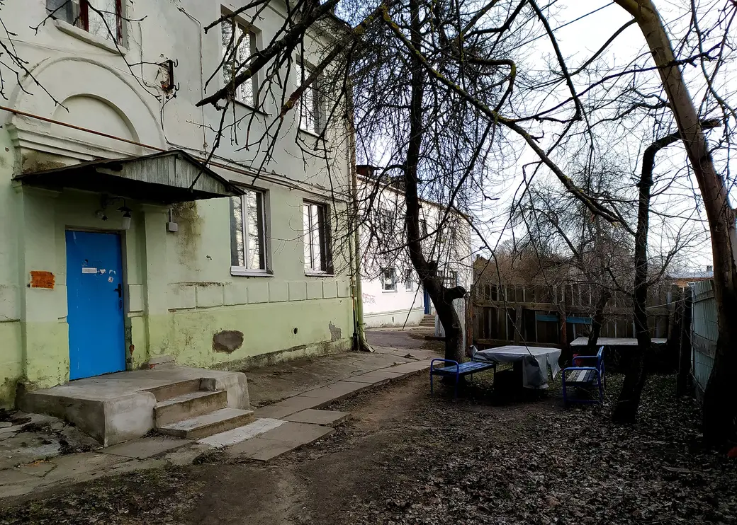 11.04.2022 Могилев. Спуски к Дубровенке иногда лежат и через такие ностальгические дворики.