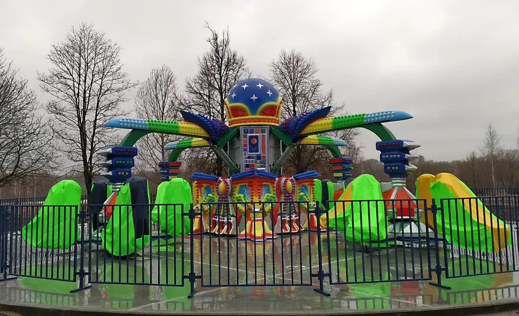 Апрель 2022 год. Парк аттракционов Могилева. Установленный «Биоробот».