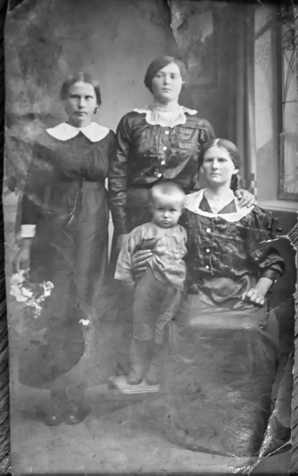 На этом фото, предположительно, сестра бабушки нашей героини.