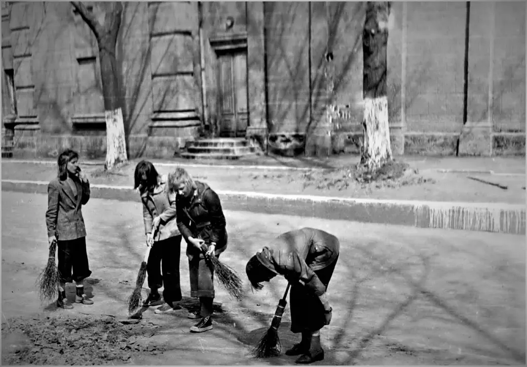 У кинотеатра «Родина» кипит ударная работа. Могилев, 1970-е.