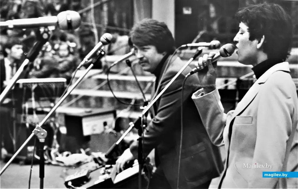Начало 1980-х, Могилев, Печерский лесопарк. Выступает ВИА «Романтики»